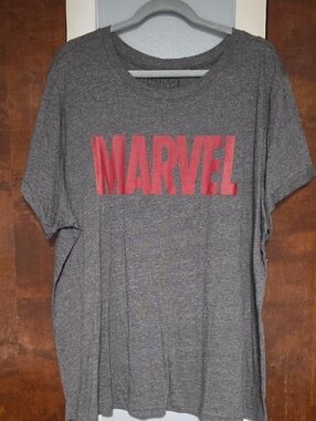 NWT SIZE 3 Torrid Gray Graphic Marvel Logo Tee